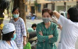Những hình ảnh ấm lòng ở phố cách ly Trúc Bạch